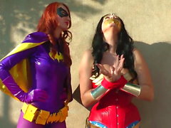Wonder woman vs Batgirl